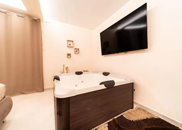 Desiree Luxury House- Vasca Idromassaggio